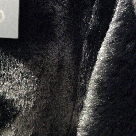 NBD Aya Faux Shearling Cropped Jacket. Black. LG. - Picture 9 of 10